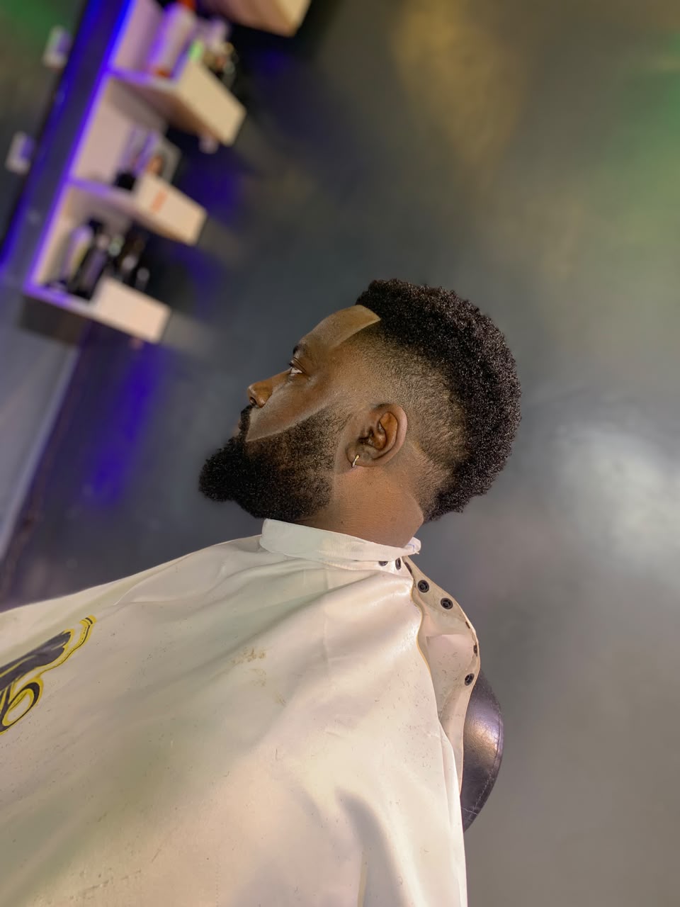 Textured top with a shaped beard in side profile